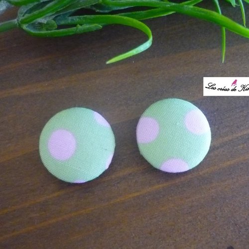 2 boutons recouverts de tissu à pois roses sur fond vert de 24 mm