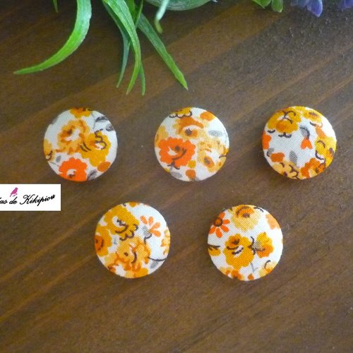 5 boutons recouverts de tissu fantaisie de 18mm