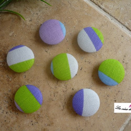7 boutons recouverts de tissu fantaisie de 22 mm