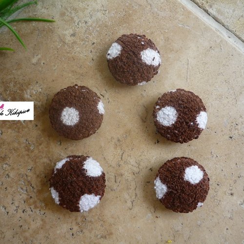 5 boutons recouverts de tissu éponge marron à pois blancs de 22 mm