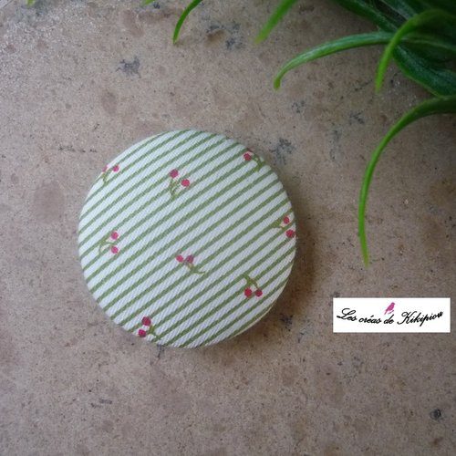 Bouton recouvert de tissu fantaisie avec petits motifs de cerises de 36mm