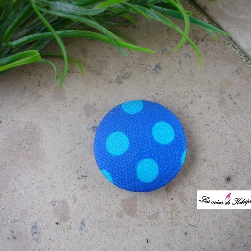 Bouton recouvert de tissu bleu à pois de 36 mm