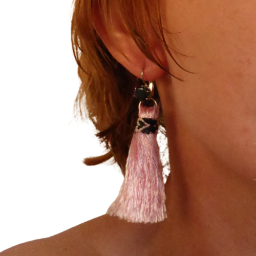 Boucle d'oreille pompon satin rose pale, oreille percée,