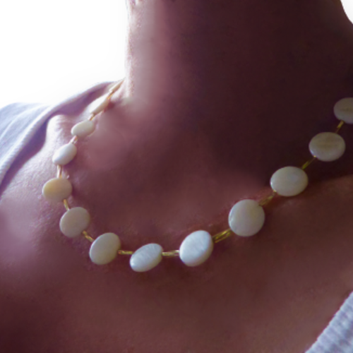 Collier, choker, ras de cou, perles nacre, perles dorées
