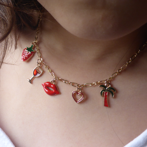 Collier ras de cou, chaine dorée, breloques de charme,