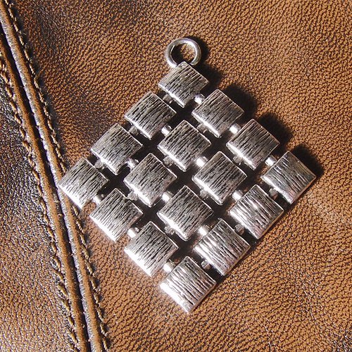 1 pendentif carré en métal argenté vieilli