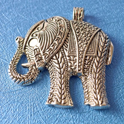 Grand pendentif elephant en métal argenté vieilli