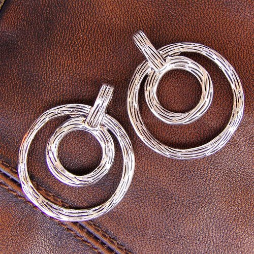 2 pendentifs cercles en métal argenté vieilli
