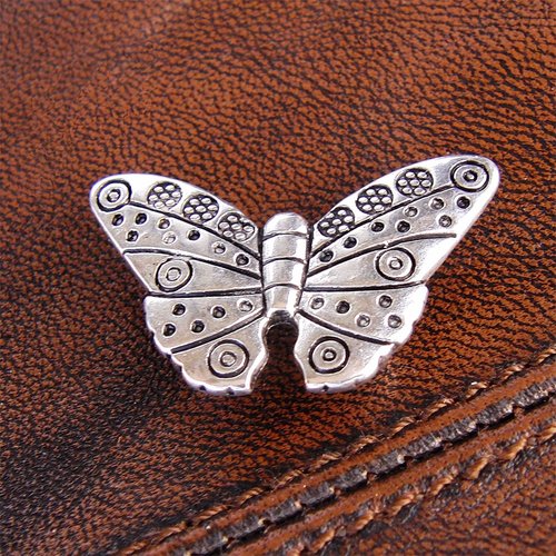 4 papillons, passant pour cuir ou cordons, métal argenté vieilli