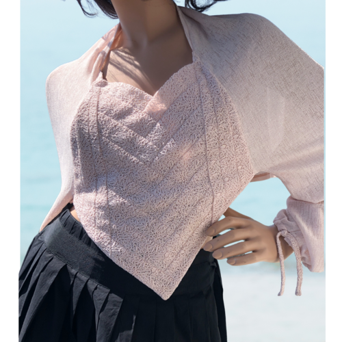 Pull court bohème chic en maille rose poudré et guipure