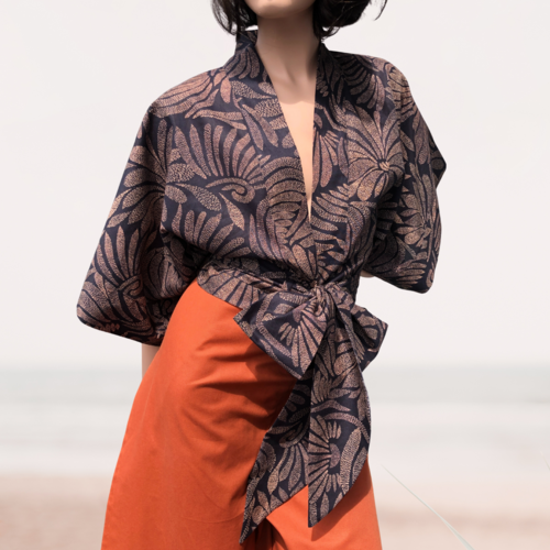 Chemise courte kimono en viscose imprimée noir et marron