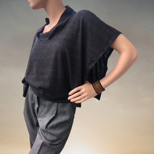 Tunique pull poncho noire à rayures irisées