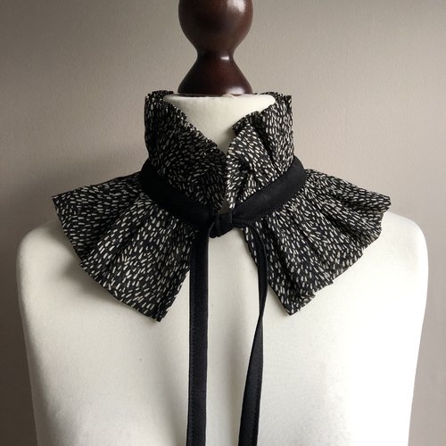 Col amovible montant à frou frou style victorien