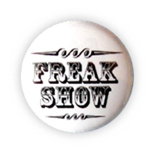Badge freak show noir fond blanc geek nerd punk tattoo rockabilly 25mm 