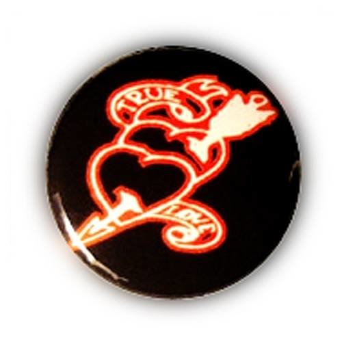 Badge true love tattoo rouge sur fond noir kustom vintage rockabilly ø25mm