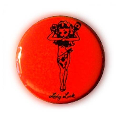 Badge lady luck tattoo pin up noir sur fond rouge rockabilly ø25mm