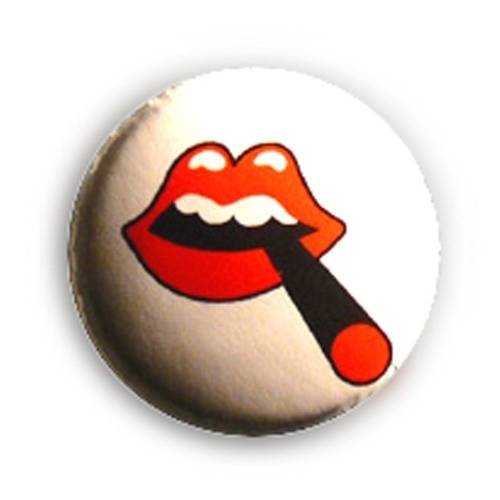 Badge smoking lips bouche fond blanc rock pop punk 25mm