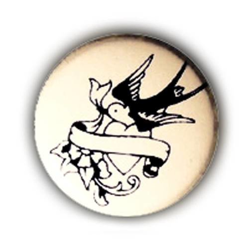 Badge hirondelle tattoo noir sur fond blanc coeur kawai rockabilly bird ø25mm