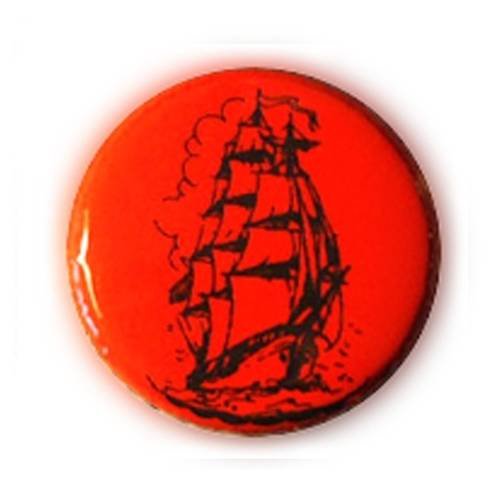 Badge navire tattoo 3 mats pirate noir fond rouge corsaire marin pin's ø25m