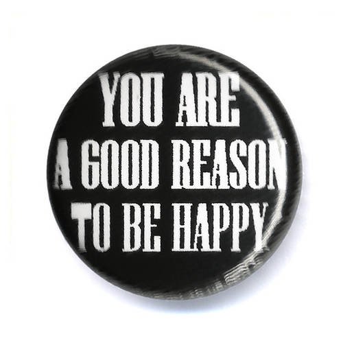 Badge you are a good reason to be happy sur fond noir ø2,5cm 