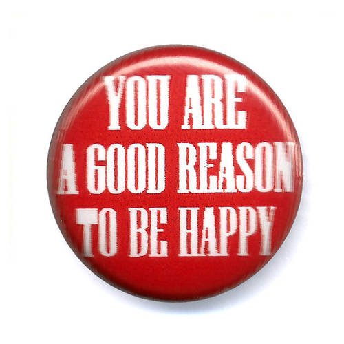 Badge you are a good reason to be happy sur fond rouge ø2,5cm 