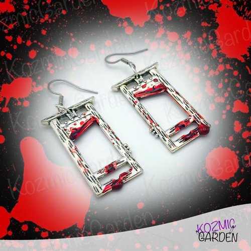 Boucles d'oreilles guillotine sanglante — bijoux gothiques macabres peints à la main