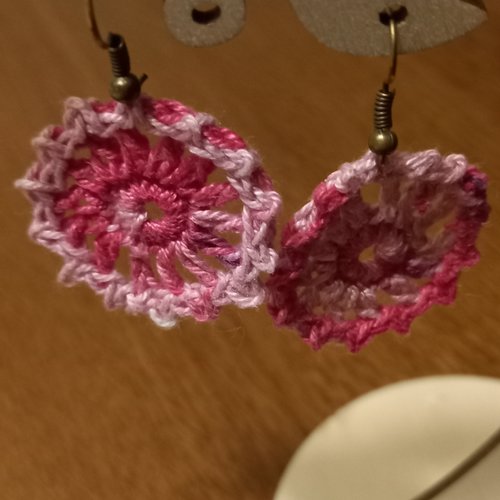 Boucles d'oreilles  au crochet  rondes rose fusc