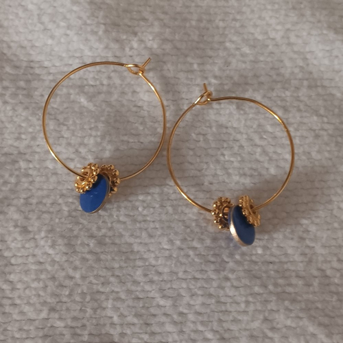 Creoles dorées  avec breloque sequin emaille bleu marine