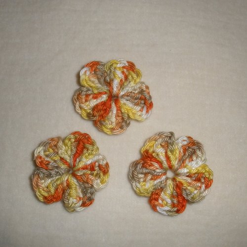 Lot de 4 fleurs  tons orangés  au crochet