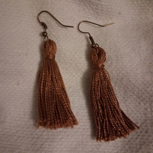 Boucles d'oreilles pompons  marrons  glcés