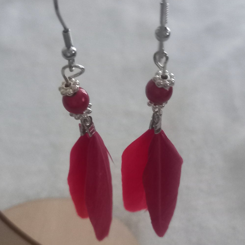 Boucles d'oreilles  plumes et perles rouges