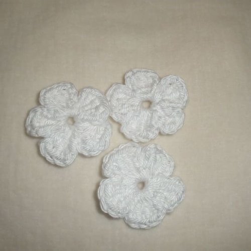 Mini fleurs blanches  au crochet  en coton