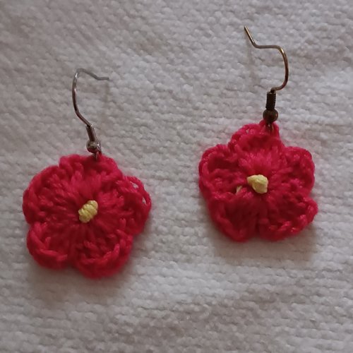 Boucles d'oreilles fleur au crochet  en coton fuschia