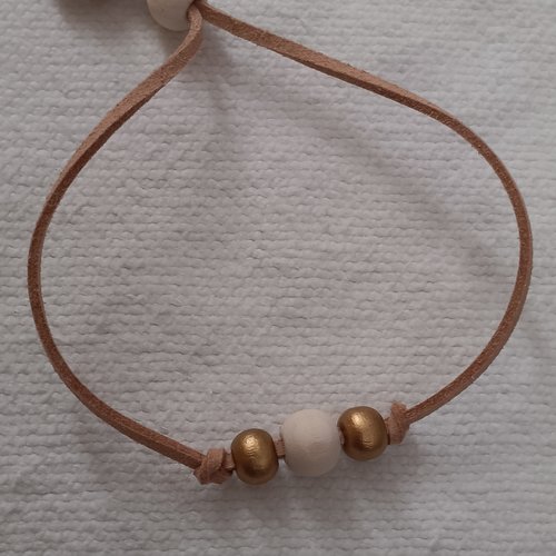 Bracelet  en suedine  avec perles bois