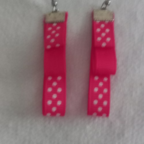 Boucles d'oreilles ruban fuschia petits pois blancs