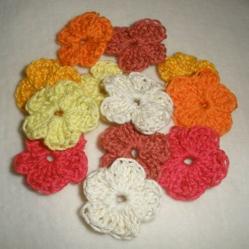 Lot de 12 fleurs au crochet  multicolores