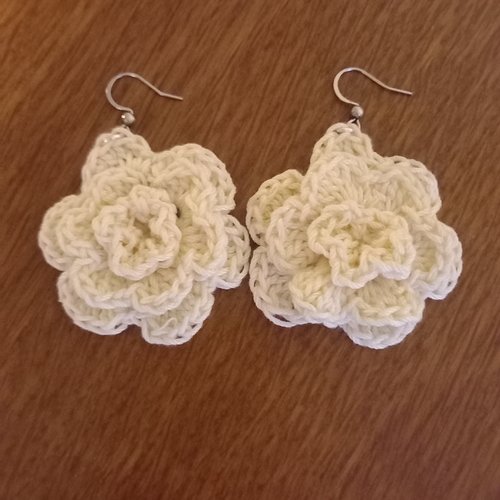 Boucles d'oreilles   fleur au crochet écru