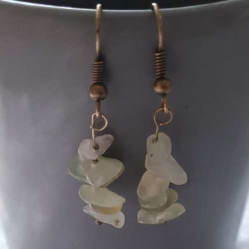 Boucles d'oreilles  pierres chips chrysolite  vertes pâles