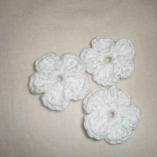 Lot de 6 fleurs au crochet  blanc