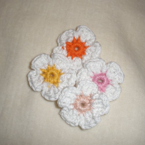 Lot de 4 fleurs au crochet  en coton