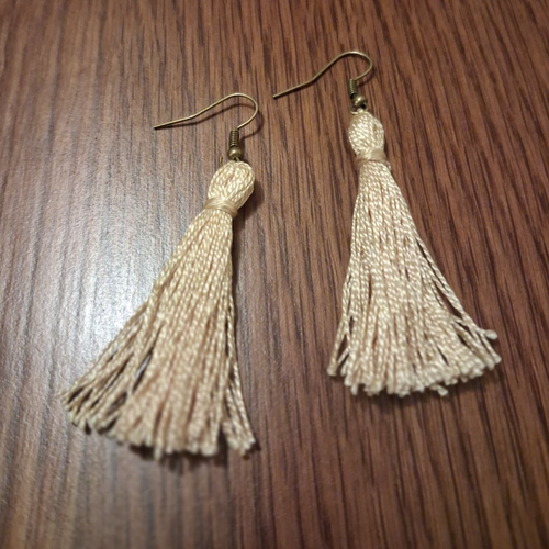 Boucles d'oreilles pompo beige nacré