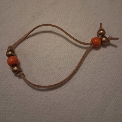 Bracelet  suédine réglable perles bois orange/doréss