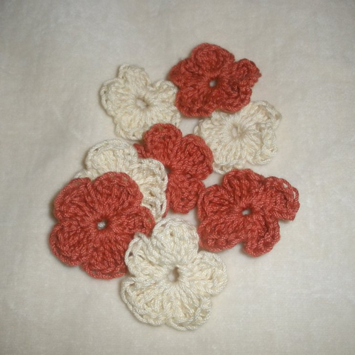 Lot de 8 mini fleurs au crochet