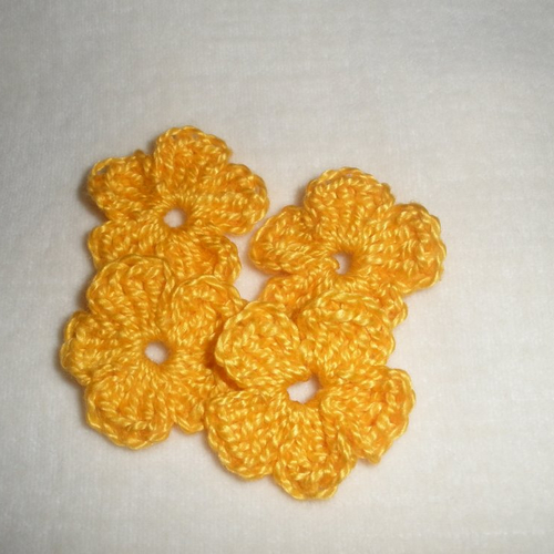 Lot de 8 mini fleurs oranges clair au crochet