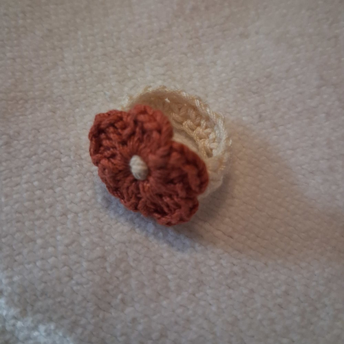 Bague  fleur au crochet  en coton broque, écru  fait main