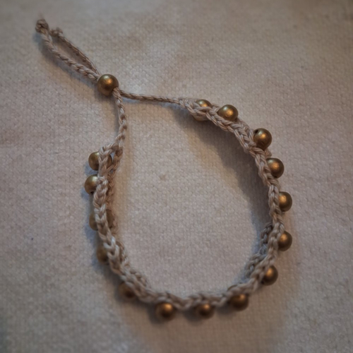 Bracelet au crochet et perles bois dorées