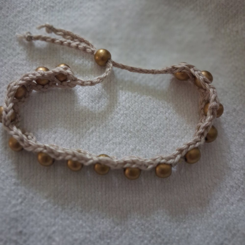 Bracelet au crochet et perles bois dorées