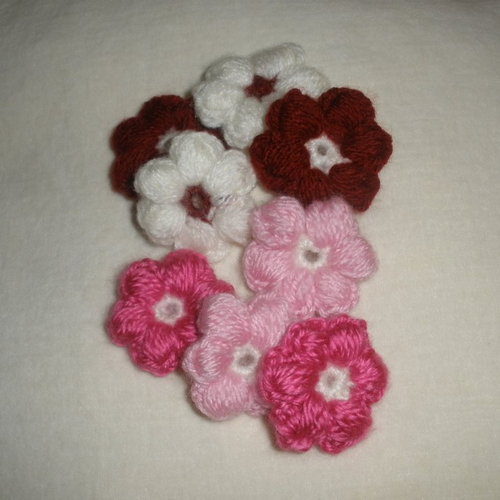 Lot de 8 fleurs puffy au crochet  en laie
