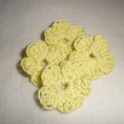 Lot de 6  petites  fleurs  jaune clair