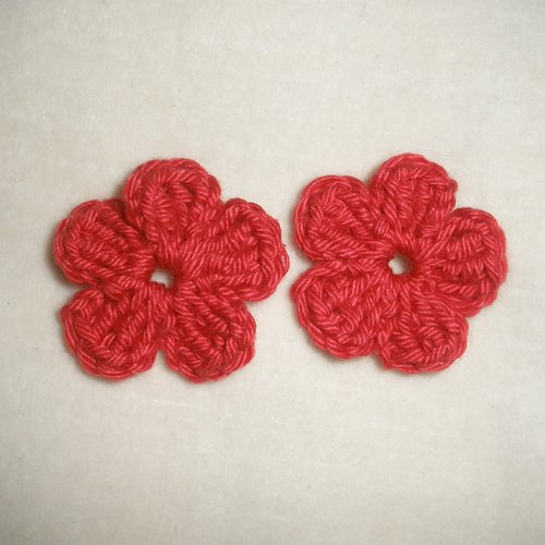 Lot de 4 fleurs rouges au crochet